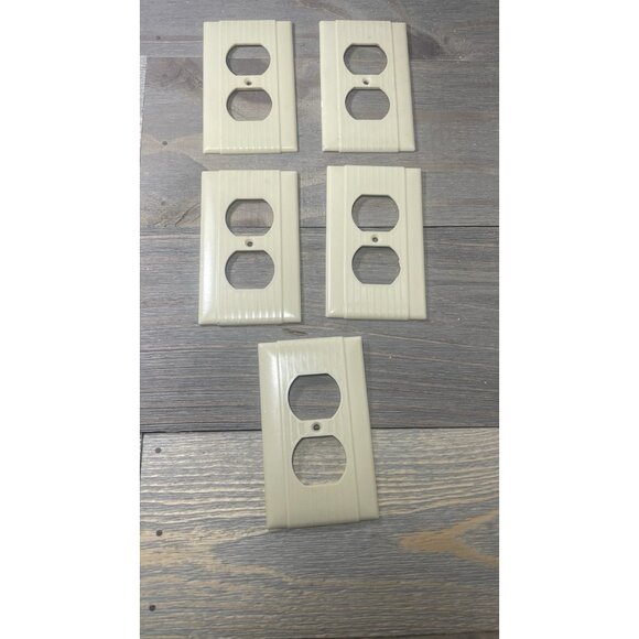 P&S Uniline Ivory Center Grooved Tuxedo Wall Outlet Plate Covers 5 Vintage - Picture 1 of 15